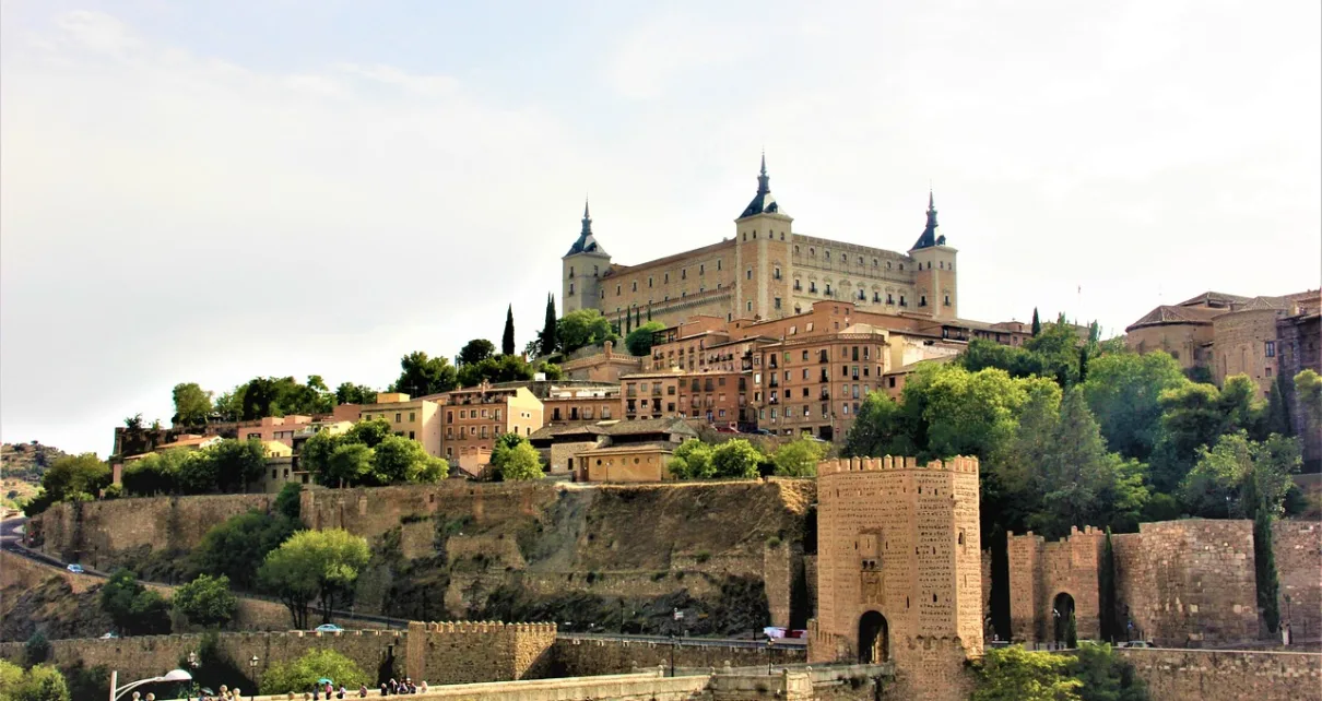 Descubre el encanto histórico del Alcázar de Toledo: un viaje al pasado